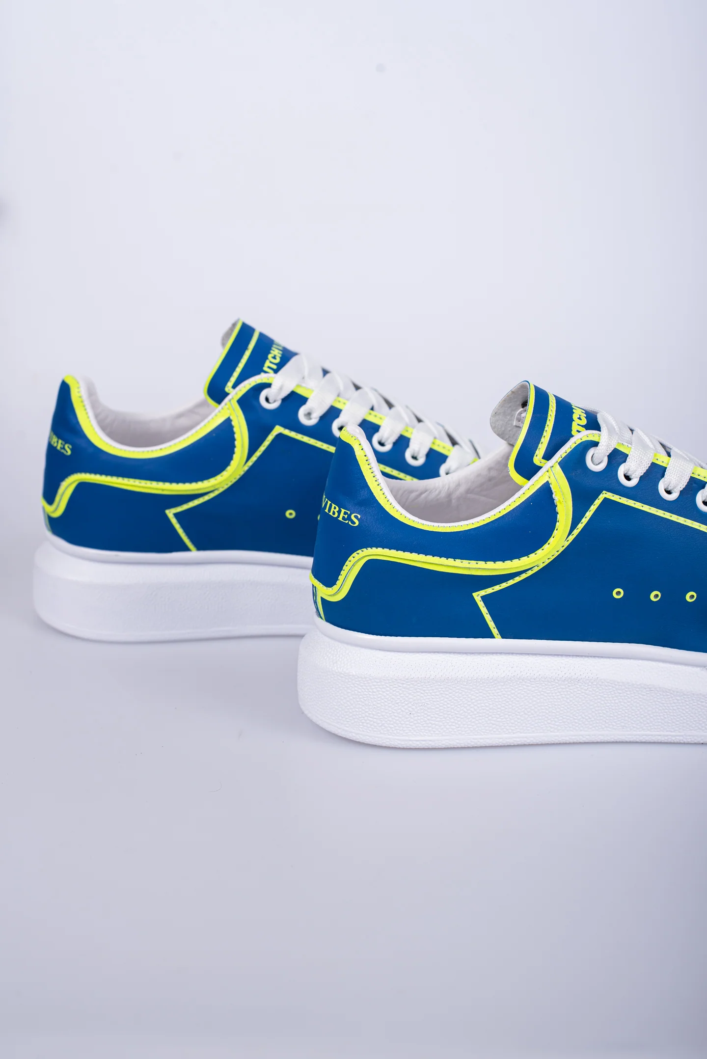 THE STRIPED SNEAKERS - Image 17