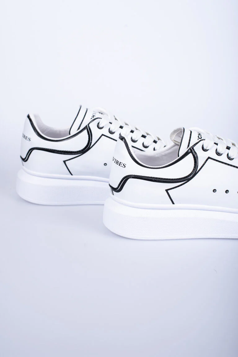 THE STRIPED SNEAKERS - Image 9