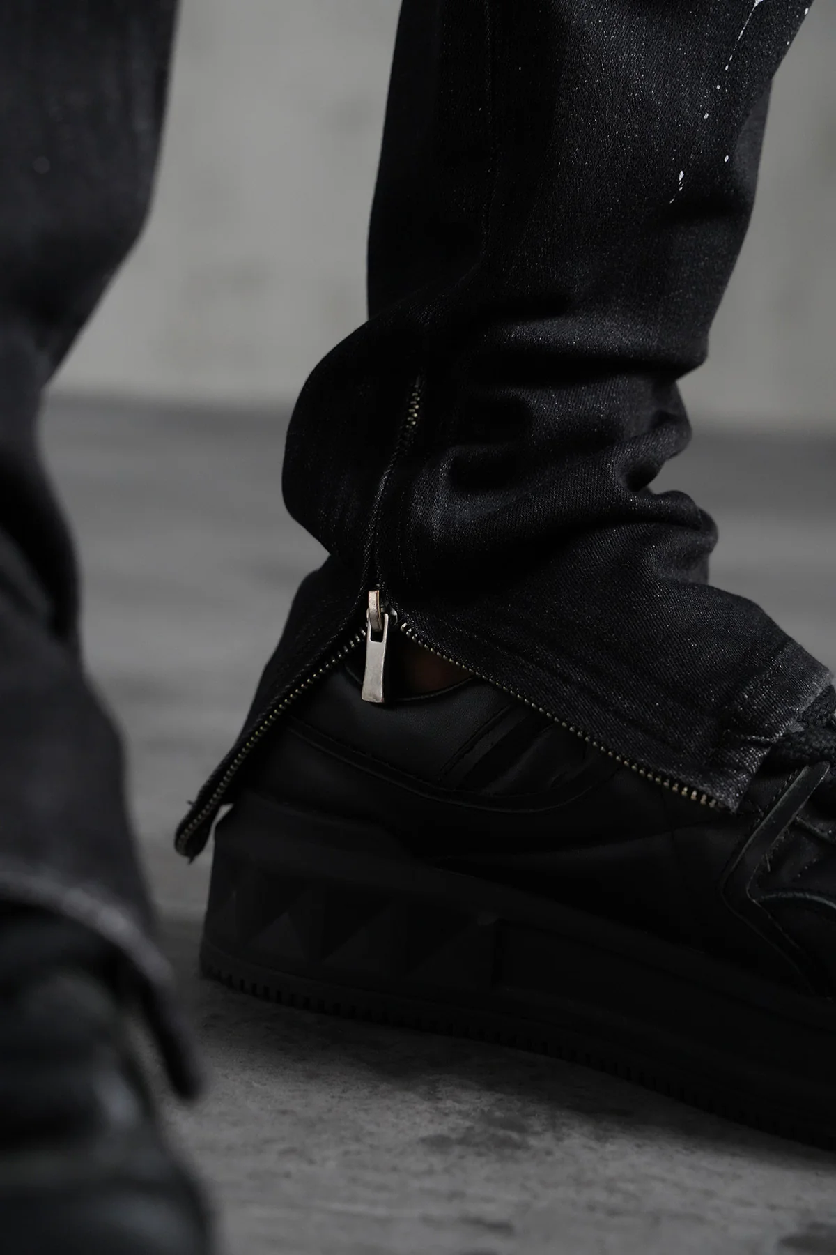 THE IKAO ZIPPED DENIM - Image 7